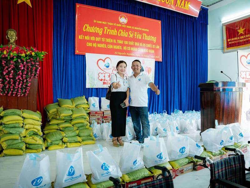 Biểu tượng bàn tay giúp đỡ và cộng đồng hỗ trợ